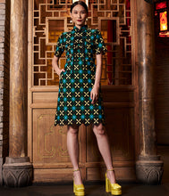 Load image into Gallery viewer, Yù zhēn GUIPURE SLEEVE QIPAO