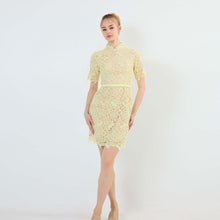 Load image into Gallery viewer, 霏妍 Feiyan Lace Qipao
