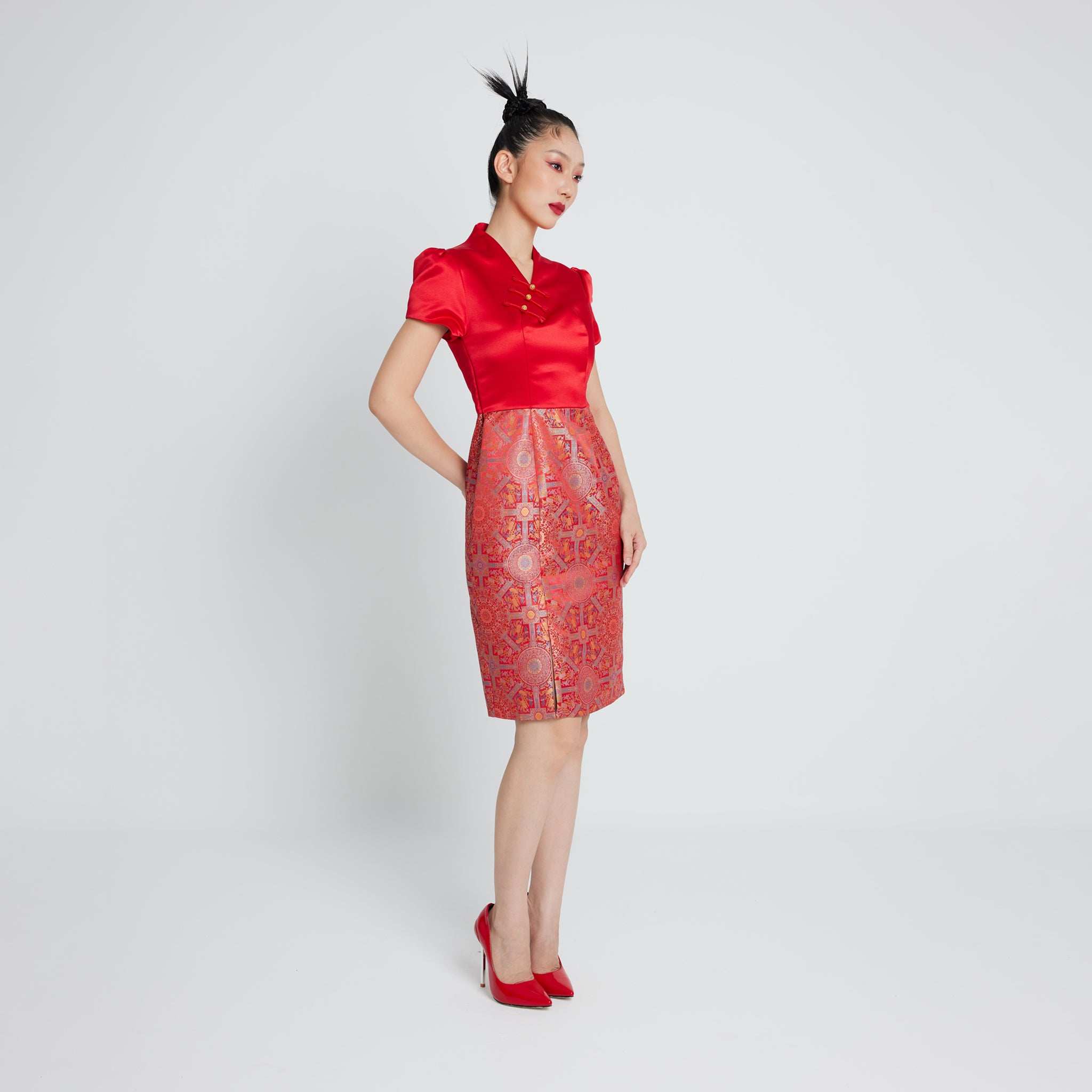 jin in red dress Son Ye-jin Stuns in Red Off-Shoulder Dress, Showcasing Toned Legs